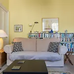 1 Bedroom New Town Flat Sleeps 2