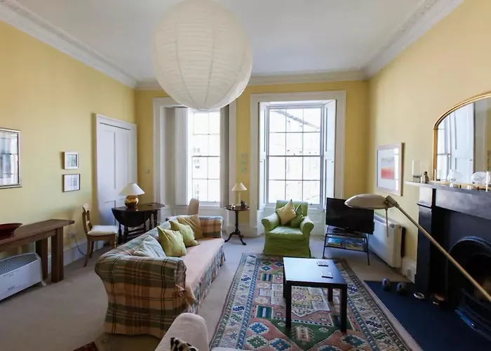 1 Bedroom New Town Flat Sleeps 2